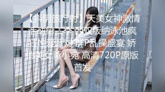 【新片速遞】  熟女妈妈 漂亮阿姨抱着头被大鸡吧无套输出 无毛鲍鱼 大肉棒插进去妈妈面无表情 看来力度不够