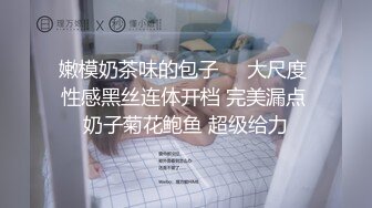 00后短发萝莉嫩妹被两大汉随意玩弄，边口边后入振动棒摩擦，骑乘假屌口交花样非常多，娇小身材上位扭动小腰