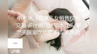 【新片速遞 】 刚来的小少妇露脸情趣装诱惑，一个人在家大秀刺激狼友，道具抽插骚穴浪叫呻吟，淫水多多舔鸡巴上的淫水真骚