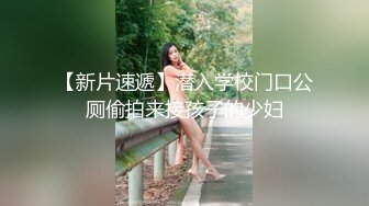 小母狗趴在那里认真舔脚