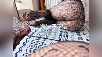 风骚绿帽娇妻『白栀夫妻』大胆露出，绿帽老公开发娇妻勾引单男，单男小娇妻按在床上后入， 母狗湿的一塌糊涂 (2)