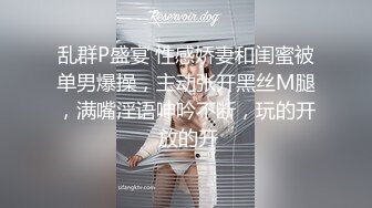 清纯眼镜美少女，姐妹花一起，一脸呆萌卡哇伊，JK装短裙，没穿内裤看嫩穴，翘起美臀，翘起双腿