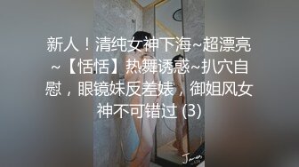 【真实露出调教】老婆在洗浴休息区调戏我，直接扒下浴裤插进去，人来人往好多人在看太刺激了