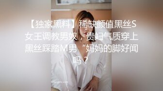 话比较少牛仔短裤妹子，换上JK装特写大白屁股肥逼，后入抬腿侧入猛操