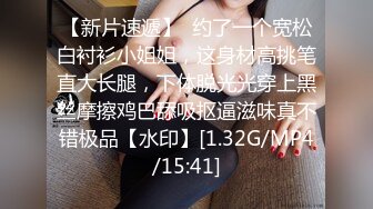 精致苗条女孩在拴住双手跪在地上任意蹂躏奶子打屁股舔脚大鸡吧插嘴爆射