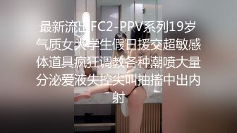 网红餐厅偷拍穿着白色性感内裤的小美女 坐又不敢坐只好半蹲着尿