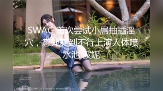 偷拍美女吊带背心小姐姐牛仔裙弯腰捂裙子被抄底微透内SR级咖啡店抄底长裙美女白色内内