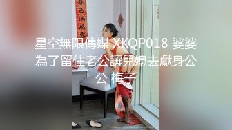 【新片速遞 】  长卷发美少妇素颜出镜，露脸全裸自慰蝴蝶穴，沙发上胖男传教士，特写战后蝴蝶逼