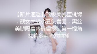 路过街上看到个长发美女在修电瓶车尾随她去厕所嘘嘘妹子尿完竟然把小穴掰开