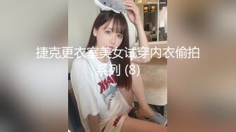 真实缺德儿操妈妈，妈妈万般拒绝却淫水直流，突然被敲门吓尿