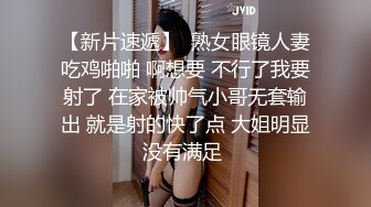 冒死偷拍楼下的少妇刚洗完澡 擦身子换姨妈巾