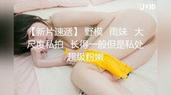  肉丝漂亮伪娘 大白天来到公园掏出鸡鸡边走边撸 附近有老人小孩吵闹