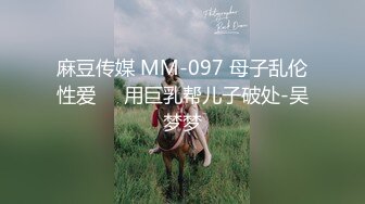 兔耳朵装扮00后双马尾萌妹，黑白丝袜玻璃棒插无毛骚穴，抬起双腿特写视角，搞得小穴很湿，爽了浪叫非常淫荡