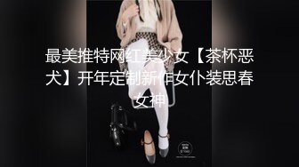 【如充气娃娃一般超粉美穴】两根水晶假屌一起插，塞满双洞，大黑牛震动双倍快乐，高潮出水毛巾多湿了太骚了