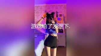 被操的抓紧床帘的小婊子