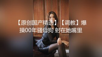 都蹲守白色长裙美女❤️皮肤白皙阴毛乌黑,两片肉唇夹着细小的逼洞