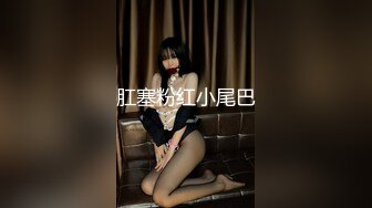 穿着开裆裤拿震动棒自慰的小美女