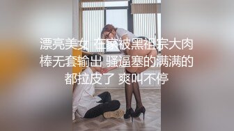 邻家妹妹型乖巧美女，难得露逼诱惑，撩起裙子没穿内裤，掰开粉嫩小穴，翘起美臀太诱人