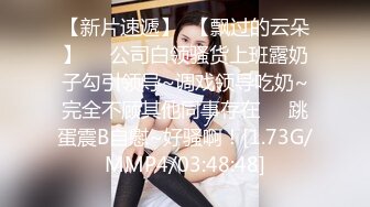 冒死爬窗偷拍女浴室的美女洗澡