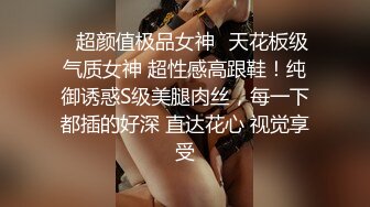  白皙眼镜御姐范妹子，女上位和头套男啪啪无套操逼，一线天粉嫩干净