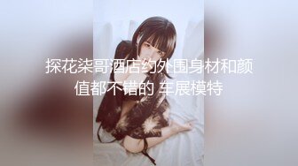 跟骚逼少妇玩个车震，这娘们好骚啊露脸让大哥玩逼无套抽插，大鸡巴干着还要自己拿道具玩阴蒂，高潮喷水好湿