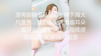  健身小骚货勾搭老外！回房间激情操逼！站立一字马大屌插穴，受不了我要来了，客厅干到阳台