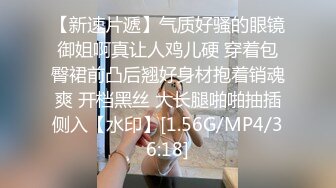 【新片速遞】 商场女厕全景偷拍穿连体衣的小姐姐❤️一边嘘嘘一边抽烟BB还是粉嫩的