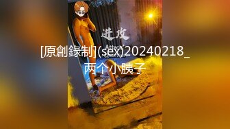 疯狂车震 骚女猛男在后座疯狂搞逼 完事后女的邦男的舔J8