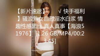 网红大奶熟女『妃妃姐』农家小院玩露出 脱衣揉奶骚气肥逼喷水水