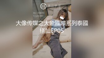 极限暴露 骚逼和男友在公共厕所当众裸体口交 惊的路人拿出手机拍摄 好刺激