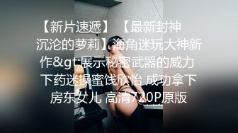 今日推荐长相文静贫乳大美女洗澡自慰，湿身诱惑翘屁股掰穴，洗完回房间特写手指扣逼，拿出假屌抽插