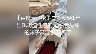 小哥门缝偷窥白白嫩嫩的嫂子洗澡这身材还是相当的不错