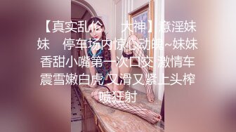 【新片速遞】　酒店女厕双镜头偷拍❤️极品牛仔裤少妇的肥美大鲍鱼