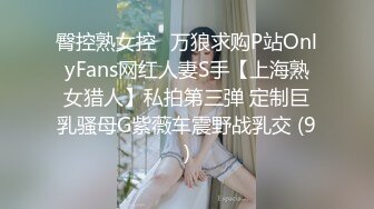 《极品CP魔手外购》价值千元坑神经典巨作！牛逼双机位偸拍大酒店女员工卫生间，清一色的制服黑丝高跟逼脸同框非常顶 (3)