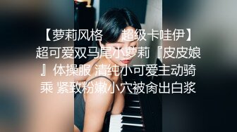 轻熟女露脸乳夹丰满大奶子，道具插穴撅起屁股掰穴特写道具吸在地板整根插入