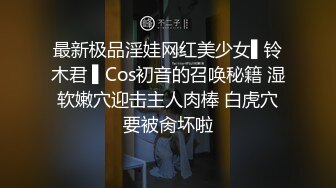  极品甜美牙套小表妹被眼镜小哥狂操，双腿肩上扛抽插，圆润蜜桃臀骑乘撞击