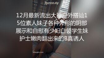  淫荡眼镜骚御姐，烈焰红唇丝袜美腿，情趣开裆内裤，69姿势互舔，骑乘位爆草，淫荡小骚逼