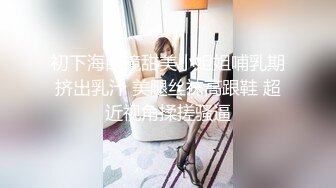  嫩逼小妹和她的骚妈妈一起大秀直播，淫声荡语互动撩骚听狼友指挥