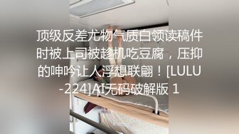  长相清纯娇小身材嫩妹足球宝贝装品牌，脱掉衣服翘起屁股露肥逼，深喉交后入抽插摸阴蒂