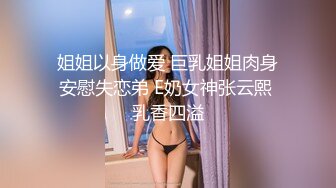 母狗人妻看着自己拍的AV一边挨操