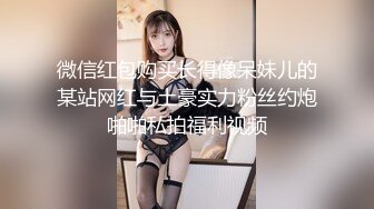 可爱的金发女孩被大公鸡在她的紧屁股上操的!