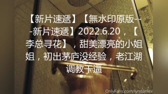 《魔手外购极品CP》景区女公厕完美定点角度全景偸拍，先脸后逼各种气质小姐姐方便，眼镜美女高高撅起翘臀双洞一清二楚 (6)