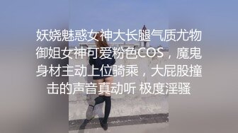 在酒吧就亲的死去活来 受不了了跑厕所输出 现在好了所有人在厕所门口看你们表演