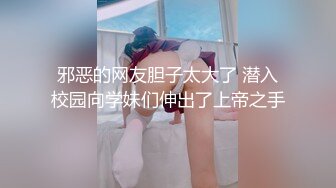 爆乳極品妹子，全程露臉誘惑狼友發騷，豔舞誘惑揉奶玩逼，性感的無毛白虎，坐在馬桶上道具自慰，浪叫呻吟