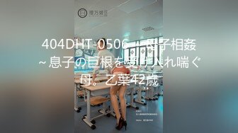 【偷情男女】被小哥骗上床的骚妇，全程露脸让小哥边亲边草，无套抽插舌吻压在身下干的神魂颠倒，表情很是享受