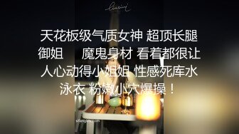 抚摸小母狗的屁股