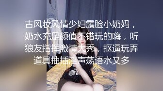  54岁丈母娘穿的媳妇丝袜，在客厅淫乱，皮肤保养的细嫩，操起来带骚水的淫屄，滑一下就进来了，真实乱伦！