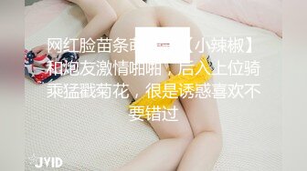 冒死爬墙偷窥对面楼的美女洗澡刮毛