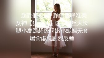 蓝裙大白腚的妹子后撅腚少毛清晰阴户逼上还挂着白带 (1)