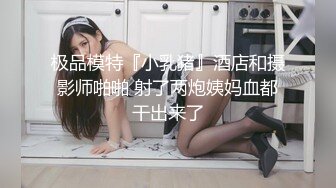 科技园女厕格子裙黑打底清纯小美女 两片湿滑的红嫩唇缝看着馋人